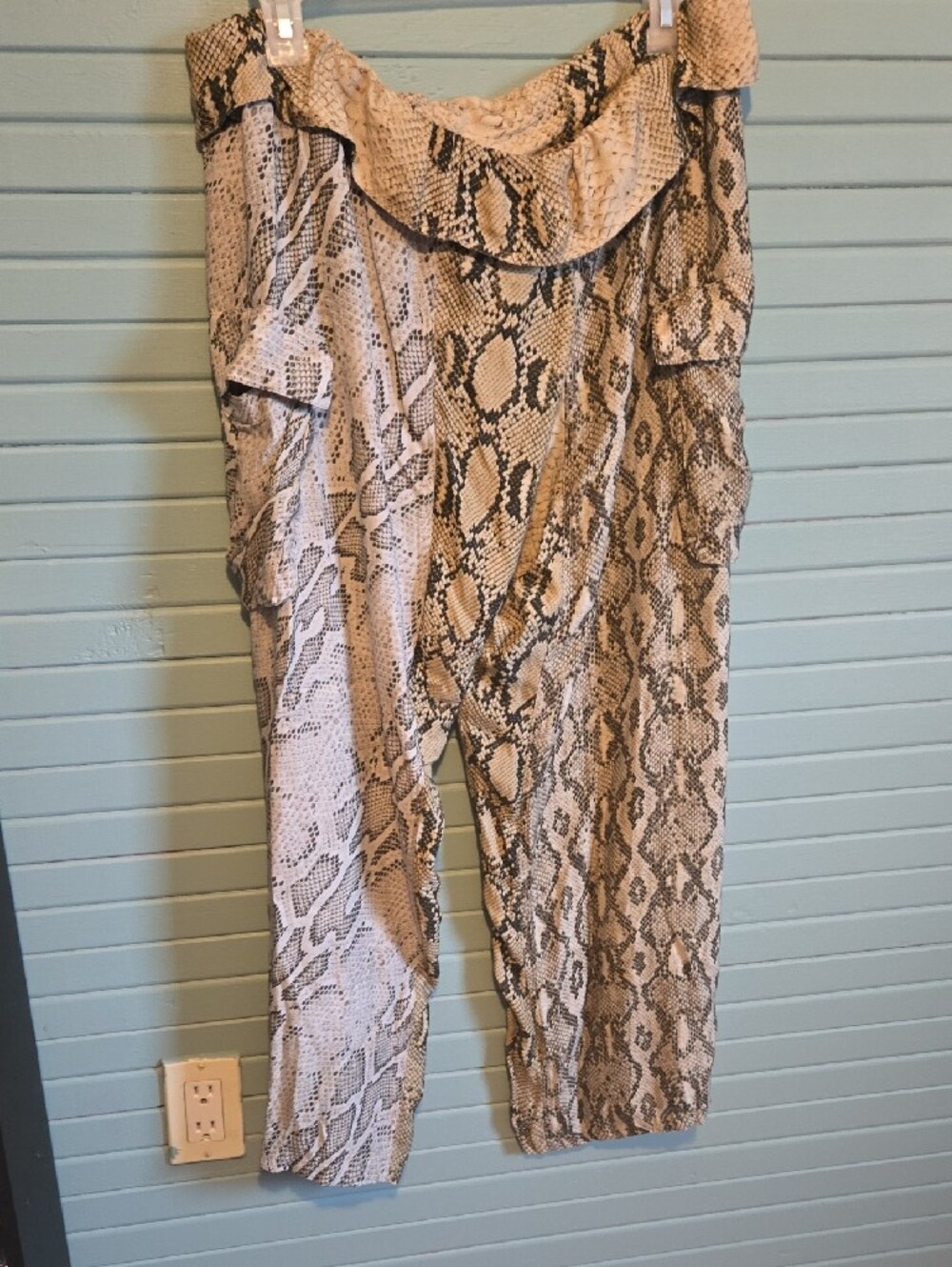Zara Snake-Print Wide-Leg Pants in Beige and Black - Picture 4 of 4